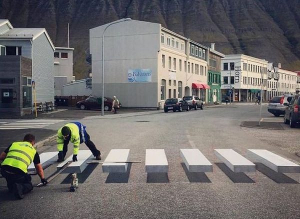 Оптическая иллюзия в исландском городке