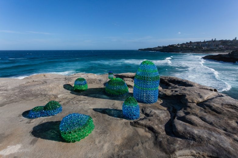 Фестиваль концептуальных скульптур на берегу моря в Австралии