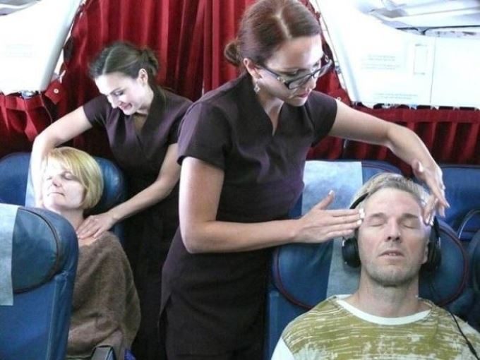 Стюардессы в бикини и другие необычные услуги, которые предлагают авиакомпании своим пассажирам