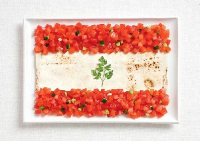 Вкусный проект: государственные флаги разных стран, выложенные из национальной еды