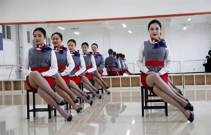 Как готовят стюардесс в Китае