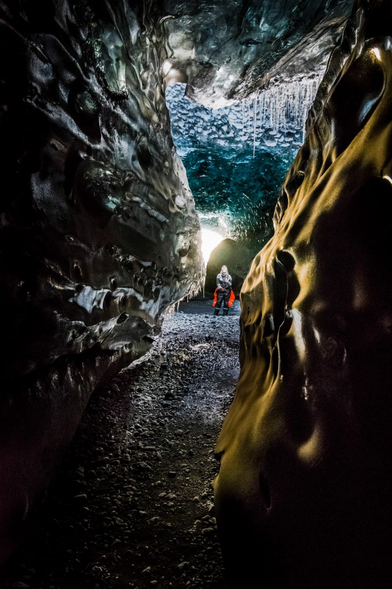В гостях у ледяных троллей: прогулка по сказочным исландским пещерам