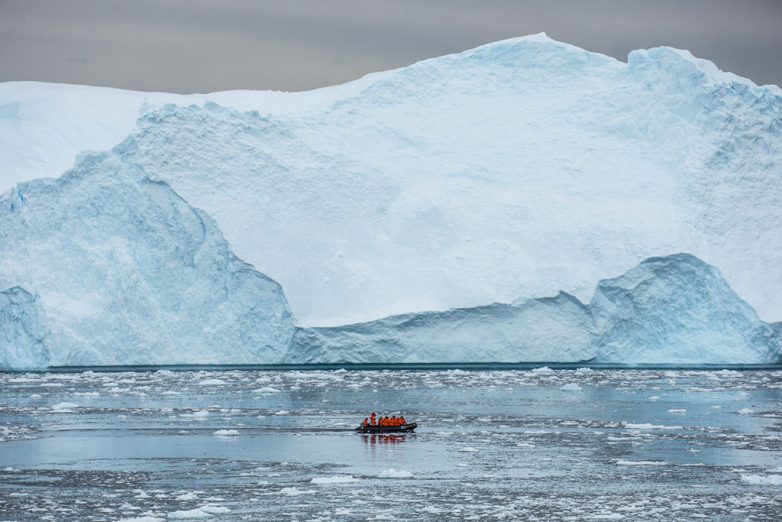 Холодная красота: уникальные синие айсберги на снимках профессионального фотографа