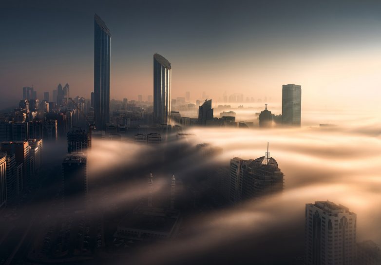 Божественные виды небоскрёбов Абу-Даби, укутанных туманами