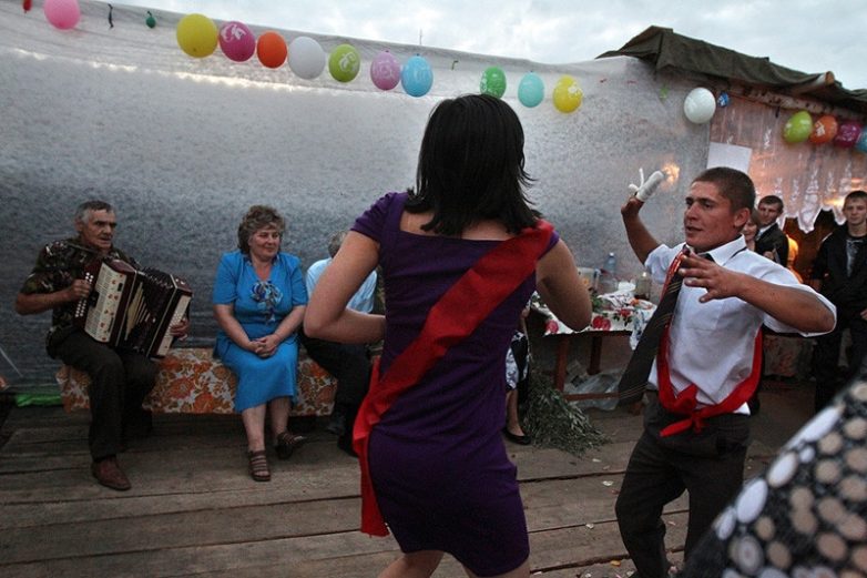 Свадьба без гламура: потрясающий фотопроект об одном из главных торжеств в жизни российской глубинки
