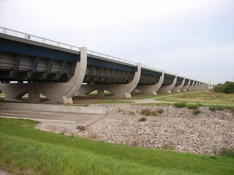 Чудо инженерной мысли: самые удивительные водяные мосты в мире