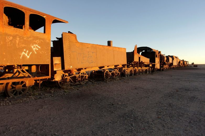 Уникальное кладбище поездов в Боливии