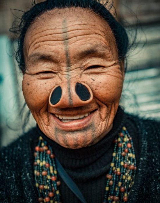 Зачем женщины апатани носят втулки в носу и делают татуировки на лице