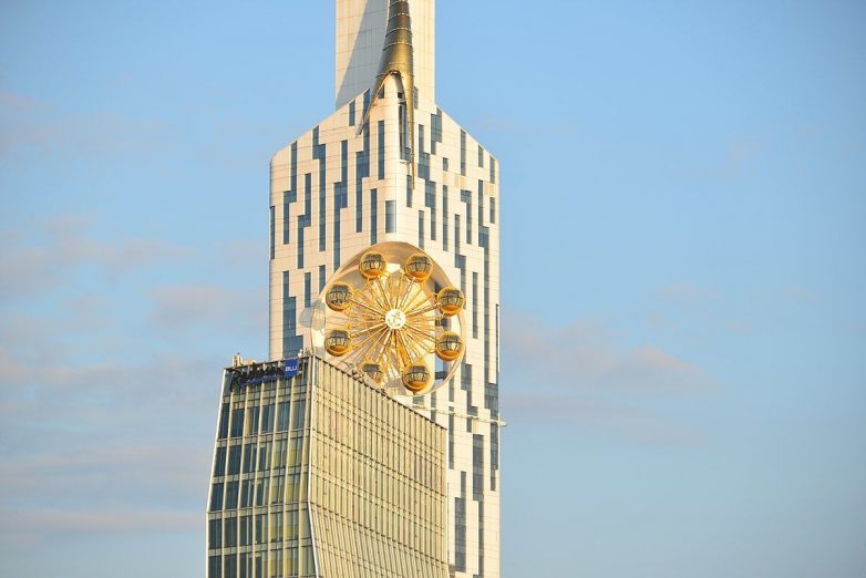В грузинском Батуми в фасад небоскрёба встроили колесо обозрения