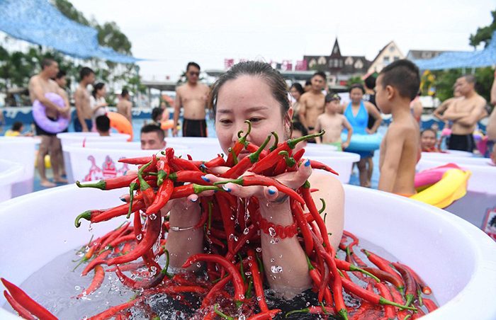 Острая борьба: в Китае прошел конкурс по поеданию острого перца на скорость