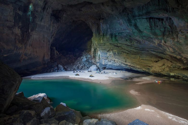 Увлекательная прогулка по самой большой пещере мира
