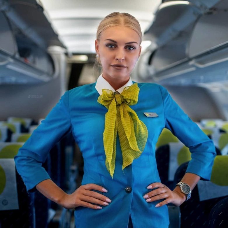 В какой авиакомпании России работают самые красивые бортпроводницы