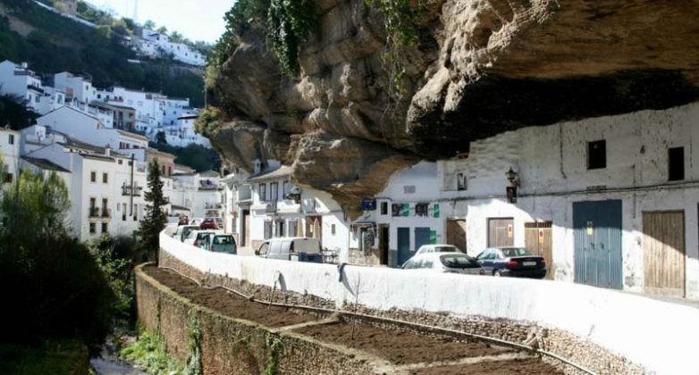 Сетениль-де-лас-Бодегас - город в скале