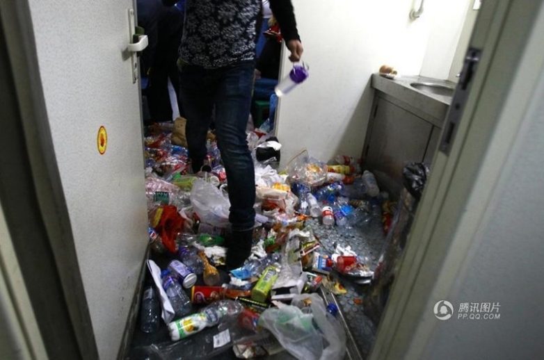 В праздники китайцы превращают свои поезда в свалку мусора