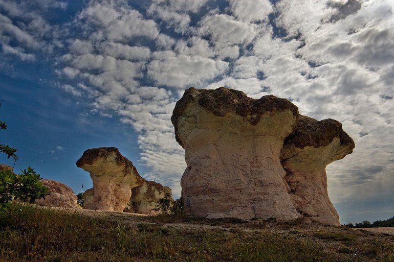 Уникальные каменные грибы в Болгарии и красивые легенды, связанные с ними