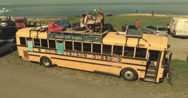 Счастливая семья живёт и путешествует в школьном автобусе