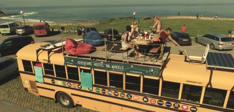 Счастливая семья живёт и путешествует в школьном автобусе