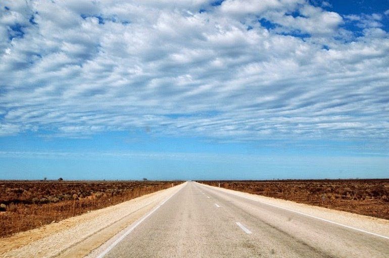 Шоссе Эйр: самая длинная прямая дорога в мире