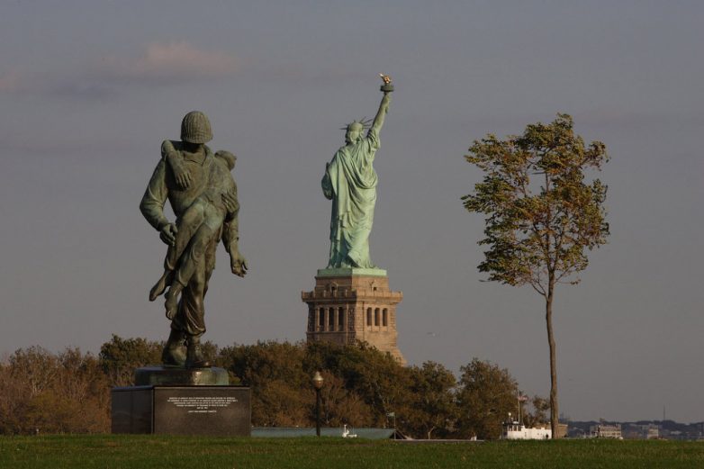 Непривычный ракурс: статуя Свободы