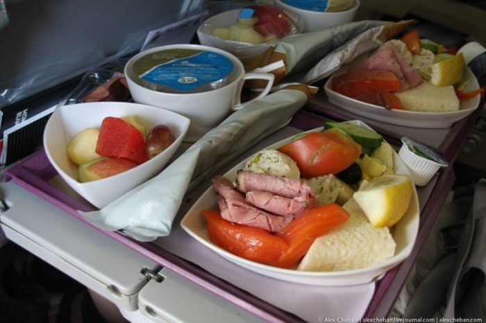 Доппорция еды и другие услуги в самолётах, о которых не знают даже опытные туристы