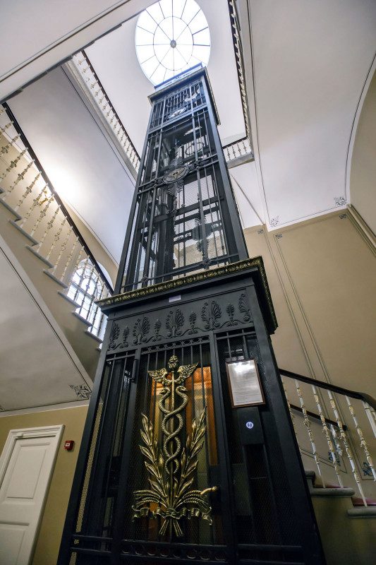 Эффектные дореволюционные лифты в Санкт-Петербурге
