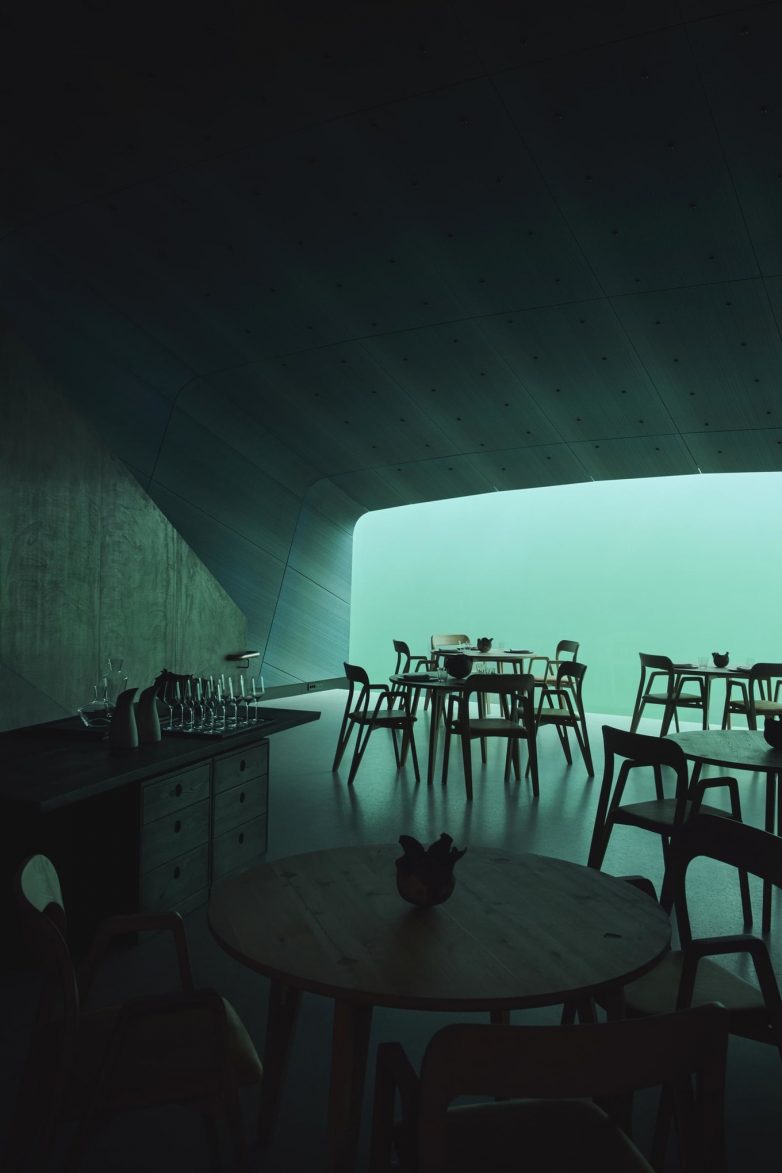 В Норвегии открылся уникальный ресторан на дне морском