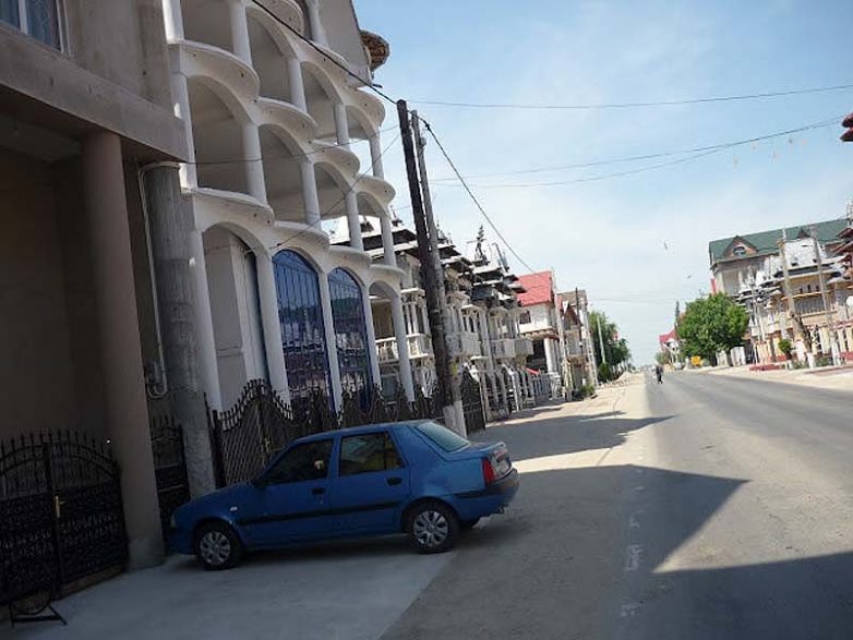 Красиво жить не запретишь: Бузеску — столица цыган-миллионеров