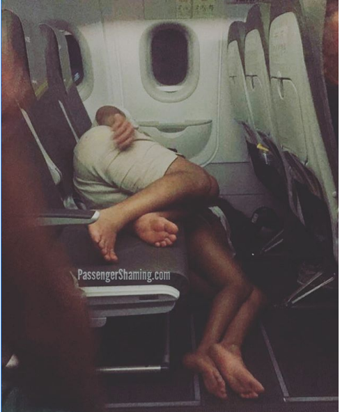Бортпроводница выложила в сеть фото своих самых ужасных пассажиров