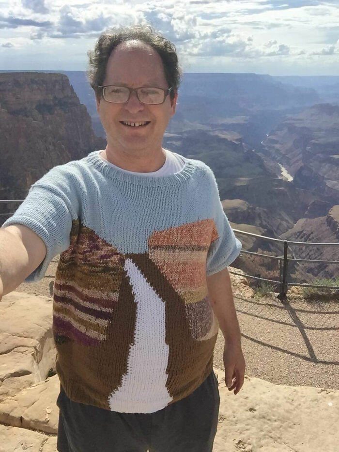 Милейший американец вяжет свитеры с изображением мировых достопримечательностей и посещает их