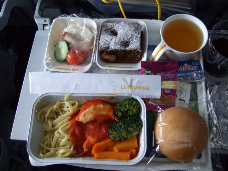 Чем кормят на борту разных авиакомпаний