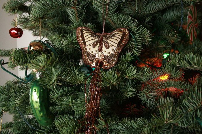 Традиции разных стран: зачем американцы ищут на рождественской ёлке огурец?