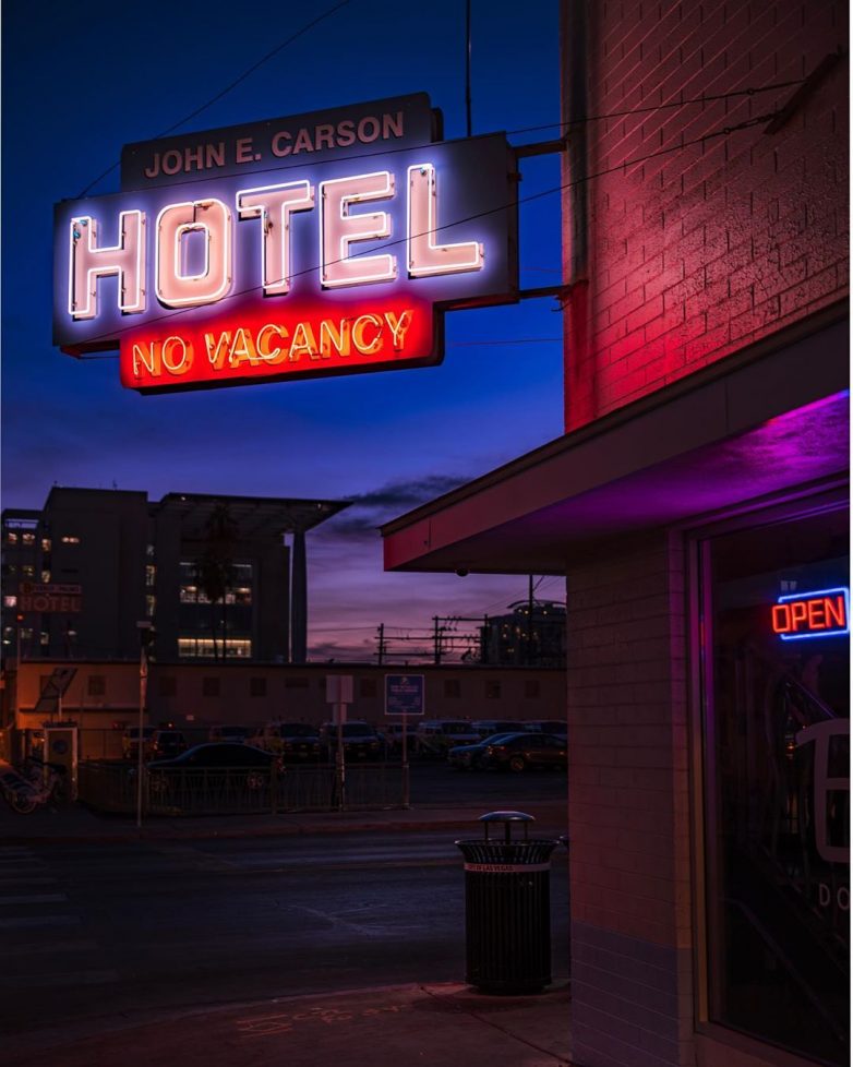Атмосферная подборка фотографий Тима Андерсона с вывесками придорожных американских отелей