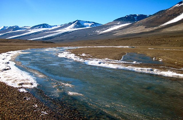 Самые удивительные реки планеты, меняющие представление о реальности и законах физики
