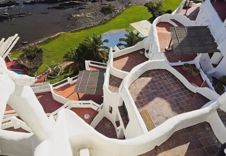Достопримечательности Уругвая: отель-скульптура, который строили 36 лет