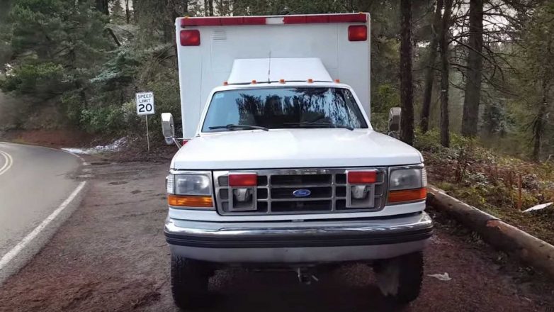 Американец превратил старую машину скорой помощи в дом на колёсах