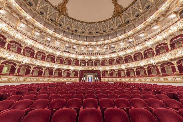 Интерьеры оперных театров планеты: вид со сцены