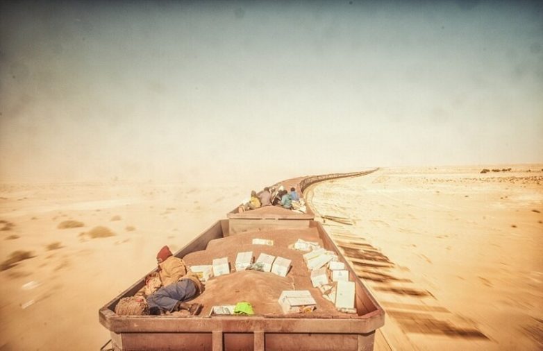 Захватывающее путешествие через Сахару на крыше товарного поезда