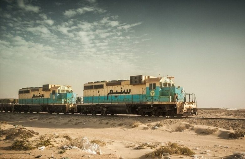 Захватывающее путешествие через Сахару на крыше товарного поезда