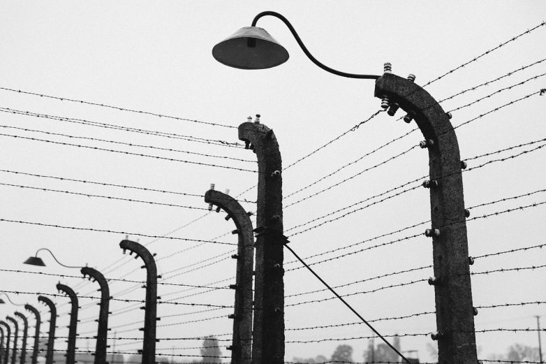 Помнить и не повторять: атмосферный фоторепортаж супружеской пары из Освенцима