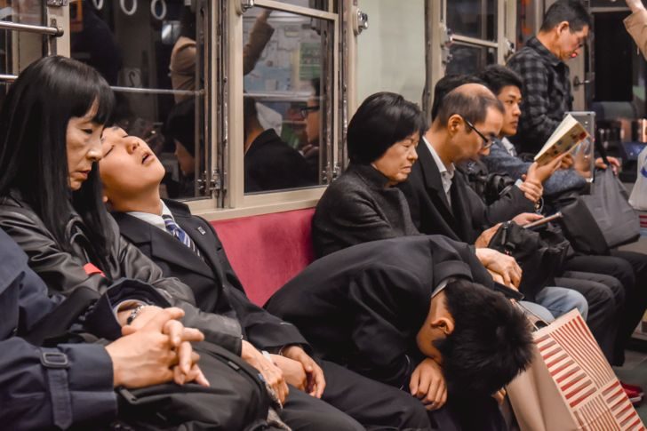 14 верных признаков, по которым японцы выделяют в толпе приезжих