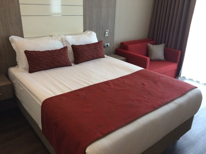 Дизайнерский ход: зачем на кровати в гостиницах стелют узкие покрывала?