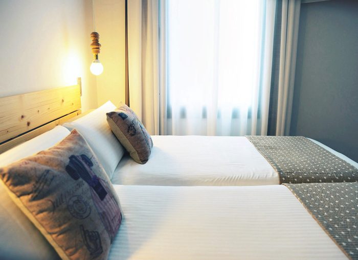 Дизайнерский ход: зачем на кровати в гостиницах стелют узкие покрывала?