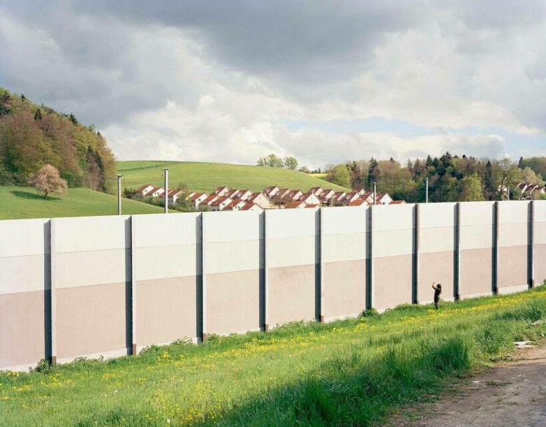 Зачем в Швейцарии вокруг домов возводят многометровые стены?