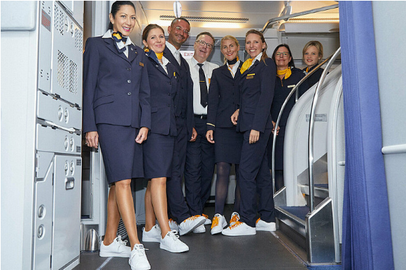 5 авиакомпаний, стюардессы которых обходятся без каблуков