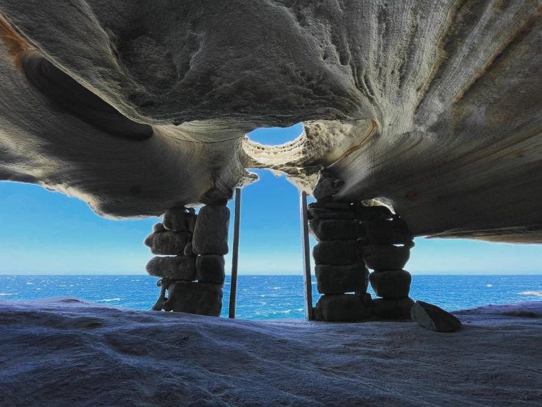 Потрясающая пещера в австралийском национальном парке «Камай Ботани-Бей»
