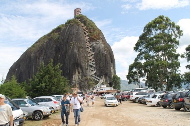 Гуатапе — уникальная скала с 659 ступенями