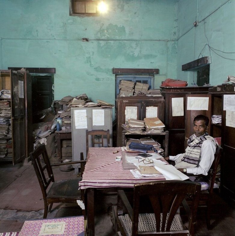 Подборка фотографий, на которых показаны места работы индийских офисных служащих