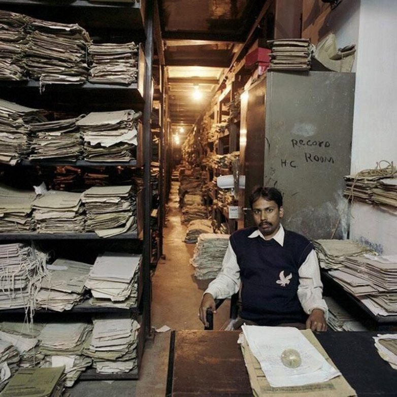 Подборка фотографий, на которых показаны места работы индийских офисных служащих