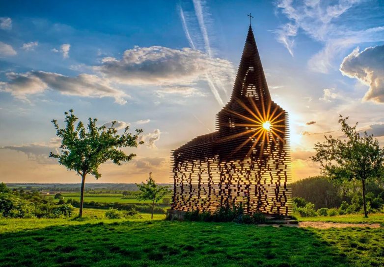 Необычная полупрозрачная церковь в Бельгии