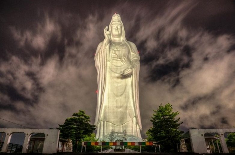 15 рекордно высоких статуй планеты, от которых захватывает дух